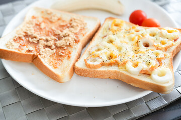 2種類のトーストとバナナとミニトマトの朝食プレート
