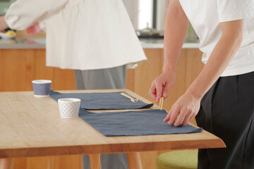 食事のを用意するカップル