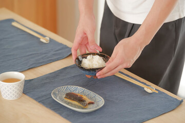 食事のを用意するカップル