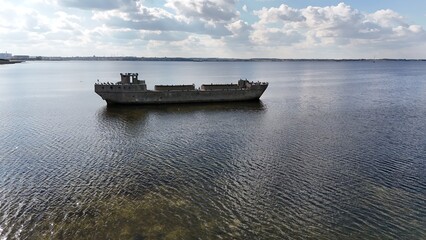 Obraz premium Natur Urlaub Meer Sand Strand Sonne Wolken Betonschiff Wismar Hafen Redentin Boot Schiff Lost Place Abandoned default Vögel, boot, wasser, battleship, ozean, himmel, fluss, beach, bootssteg, küste, la
