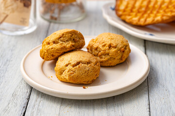 お皿の上のスコーン