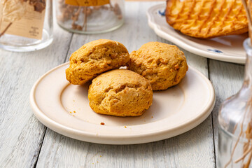 お皿の上のスコーン