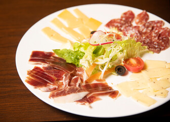 生ハムとチーズの盛り合わせ