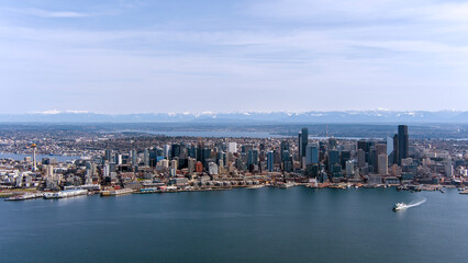 Fototapeta premium Seattle skyline on a sunny day in March