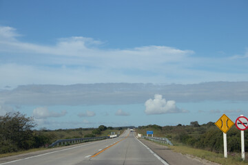 Carretera y cielo con nubes