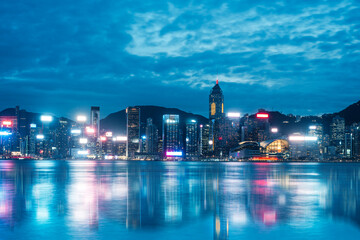 Obraz premium Panoramic view of Victoria Harbor and Hong Kong city view at night
