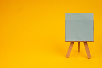Mini easel holding a blank note, offering copy space for goals, announcements and creative planning.
