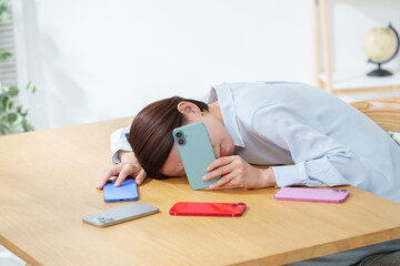 スマホを複数台持つ多忙な女性