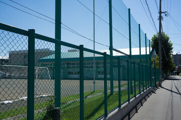 グランドの背の高いフェンス