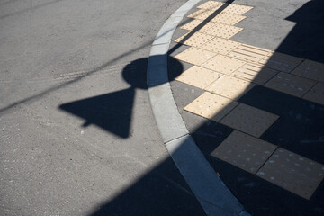 アスファルトの路面とサインの影