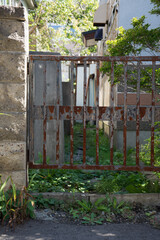 古いスチール製の門扉