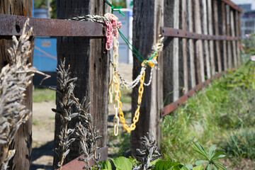 枕木と鉄で作られた柵