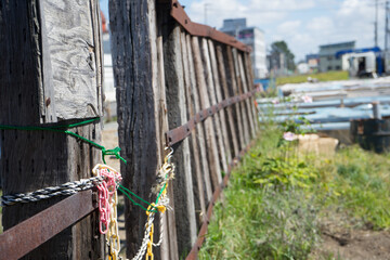 枕木と鉄で作られた柵
