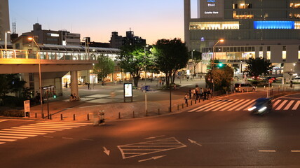 JR桜木町駅前の日没前後の夜景