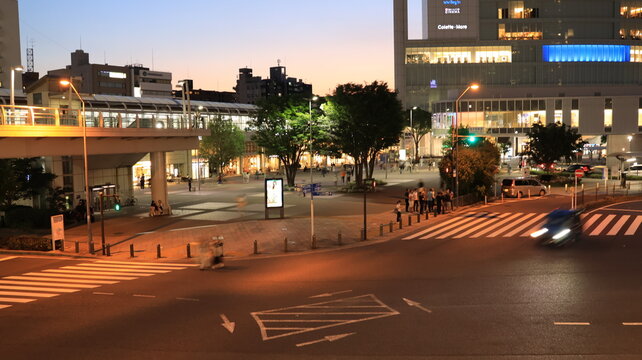 JR桜木町駅前の日没前後の夜景