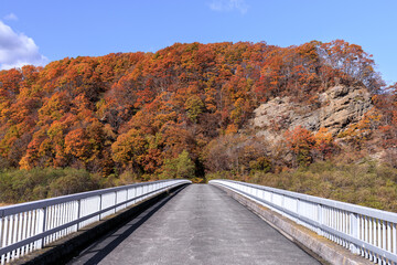 北海道平取町、沙流川に架かる二風谷ダム管理橋からの眺め【10月】