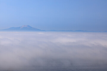 北海道室蘭市、海霧に包まれる噴火湾と北海道駒ヶ岳【6月】