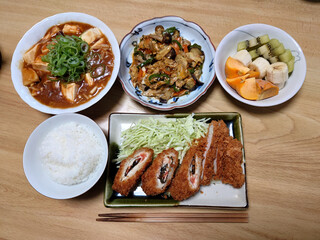 An example of a daily set meal from a local Western restaurant: a Chinese-style mixed fry set meal (with mapo tofu and a small dessert bowl) / 町の洋食屋さんの日替わり定食の例～中華風に組み合わせたミックスフライ定食のセット(麻婆豆腐，デザート小鉢付き)