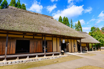 秋　みちのく湖畔公園　紅葉とコキアと古民家
