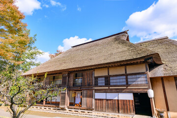 秋　みちのく湖畔公園　紅葉とコキアと古民家
