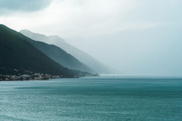 Obraz premium Mountain landscape with lake and cloudy sky