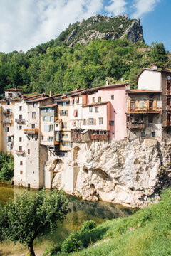 Pont-en-Royans en &eacute;t&eacute;. Village touristique de la gorge de la Bourne. Maisons sur des falaises. Architecture m&eacute;di&eacute;vale. Vieille ville suspendue en Is&egrave;re dans le Vercors
