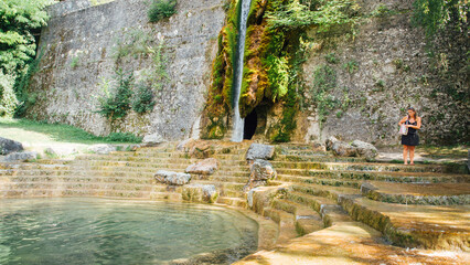 Femme vers une chute d'eau. Touriste vers une cascade.