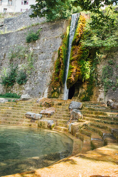 Pont-en-Royans en &eacute;t&eacute;. Cascade d'eau fra&icirc;che dans le Vercors. Chute d'eau en &eacute;t&eacute;
