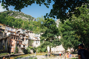 Pont-en-Royans en été. Village touristique de la gorge de la Bourne. Maisons sur des falaises....