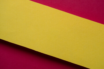 重なる赤色と黄色の画用紙