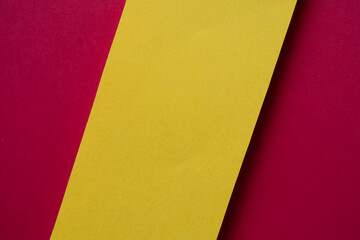 重なる赤色と黄色の画用紙