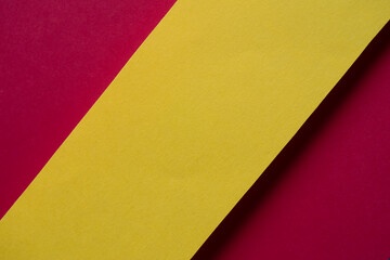 重なる赤色と黄色の画用紙