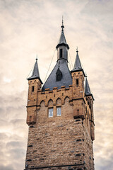 Blauer Turm in der Altstadt von Bad Wimpfen, Baden-Württemberg, Deutschland. Bei Sonnenuntergang mit bewölktem Himmel.