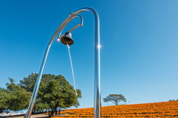 青空に映えるマリーゴルドの丘公園の「希望の鐘」