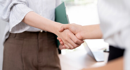 Obraz premium Close-up shot of two business people shaking hands, symbolizing agreement, partnership, and successful completion of a deal or meeting.