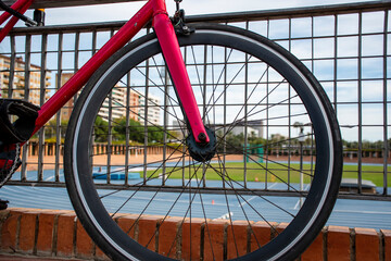 Bici aparcada frente pista de atletismo 