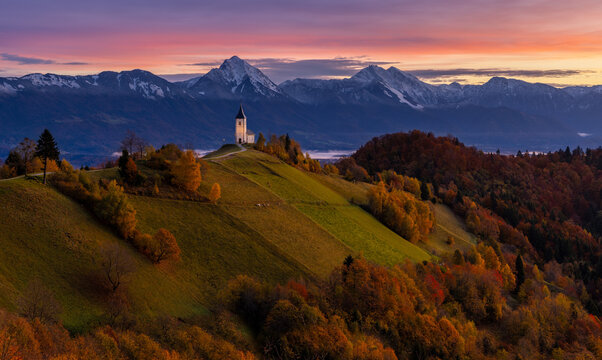 Slowenien, Jamnik, Kirche St Primus im  Sonnenaufgang