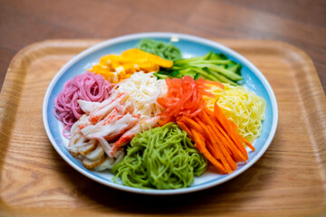 カラフルなそうめん