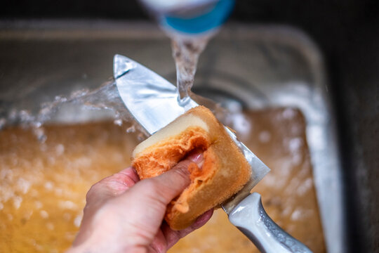 包丁をスポンジで洗う