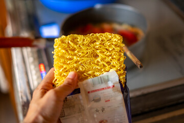 インスタントラーメンを作る