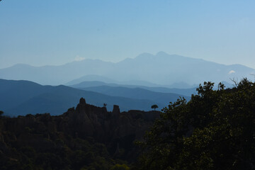 Perspective atmosph&eacute;rique du Canigou vu des orgues de Ille sur t&ecirc;t