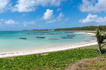 Viele Fischerboote liegen vor der K&uuml;ste in Mauritius