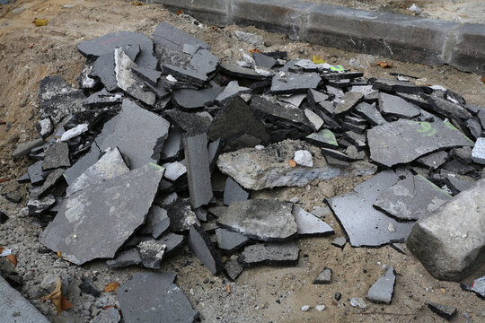 Travaux sur la chauss&eacute;e et tas de bitume en morceaux