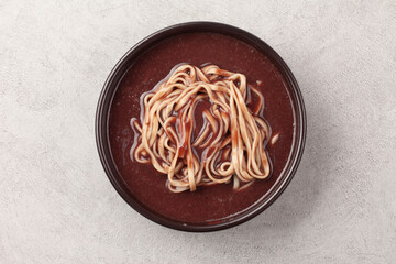 팥을 푹 삶아서 체에 으깨어 밭인 물에 쌀을 넣고 쑨 죽.
Porridge made by boiling...