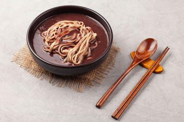 팥을 푹 삶아서 체에 으깨어 밭인 물에 쌀을 넣고 쑨 죽.
Porridge made by boiling red beans, mashing them in a sieve, and adding rice to the water.
