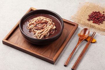 팥을 푹 삶아서 체에 으깨어 밭인 물에 쌀을 넣고 쑨 죽.
Porridge made by boiling red beans, mashing them in a sieve, and adding rice to the water.
