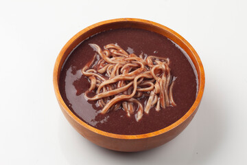 팥을 푹 삶아서 체에 으깨어 밭인 물에 쌀을 넣고 쑨 죽.
Porridge made by boiling red beans, mashing them in a sieve, and adding rice to the water.
