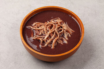 팥을 푹 삶아서 체에 으깨어 밭인 물에 쌀을 넣고 쑨 죽.
Porridge made by boiling...