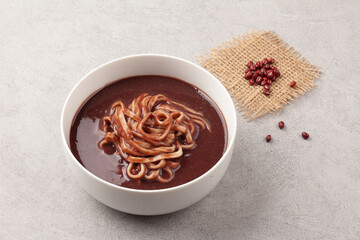 팥을 푹 삶아서 체에 으깨어 밭인 물에 쌀을 넣고 쑨 죽.
Porridge made by boiling red beans, mashing them in a sieve, and adding rice to the water.
