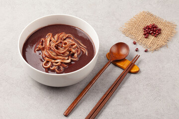 팥을 푹 삶아서 체에 으깨어 밭인 물에 쌀을 넣고 쑨 죽.
Porridge made by boiling red beans, mashing them in a sieve, and adding rice to the water.

